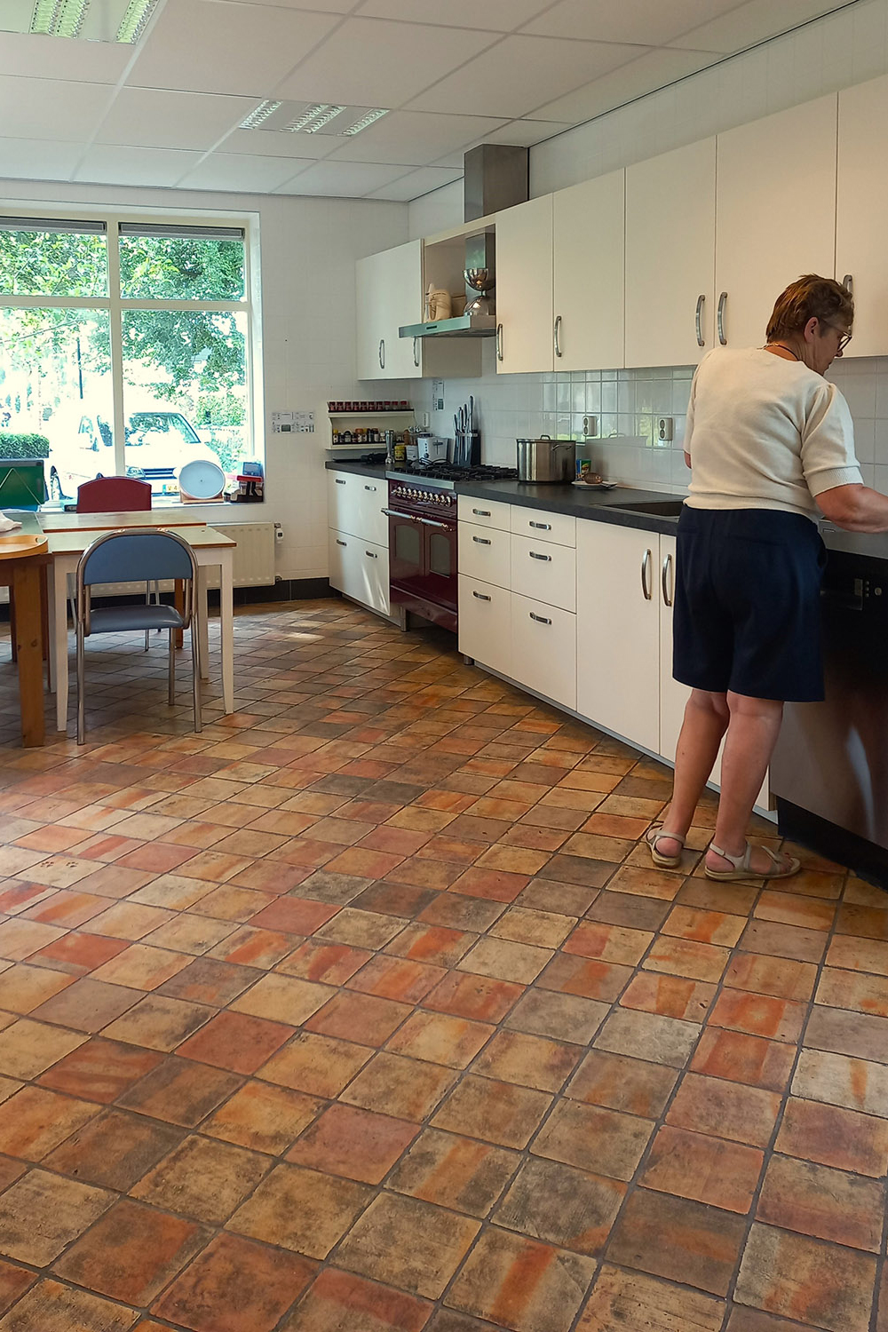 Koffie zetten in de keuken